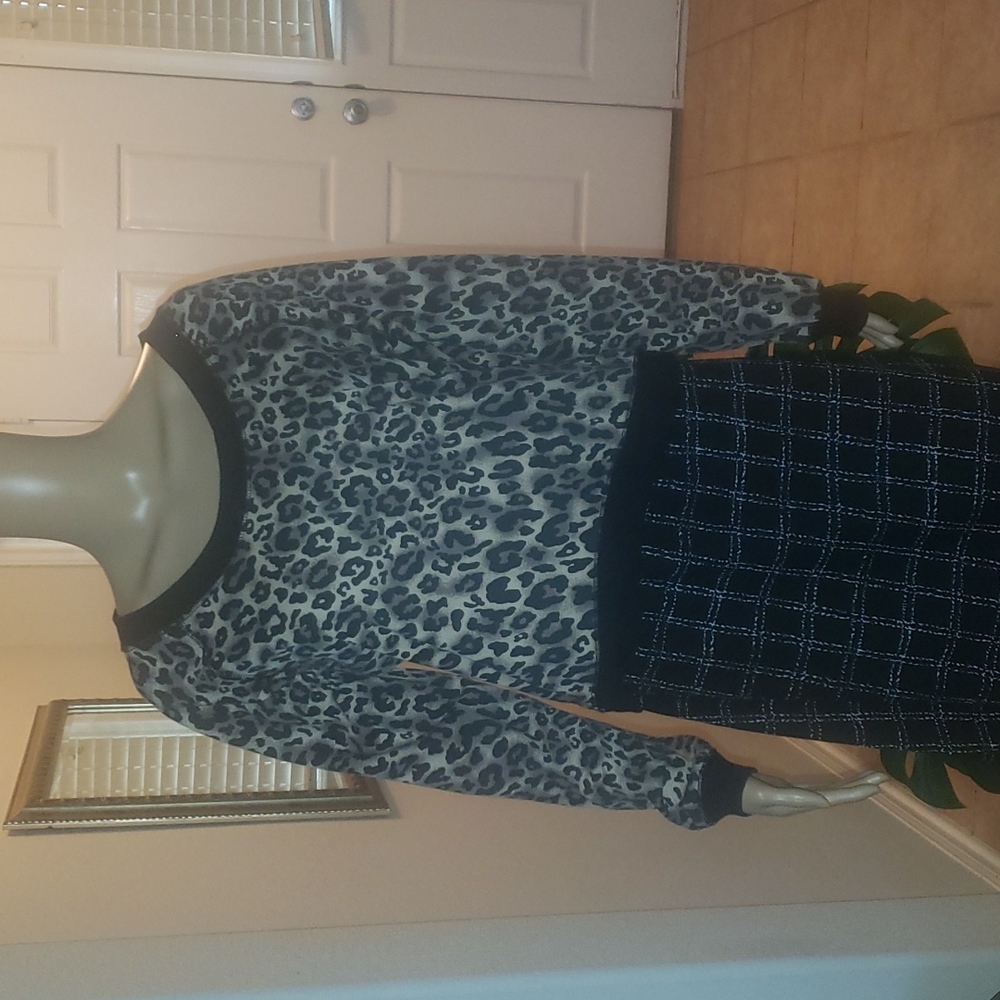 Dots m cheetah print slight crop sweater